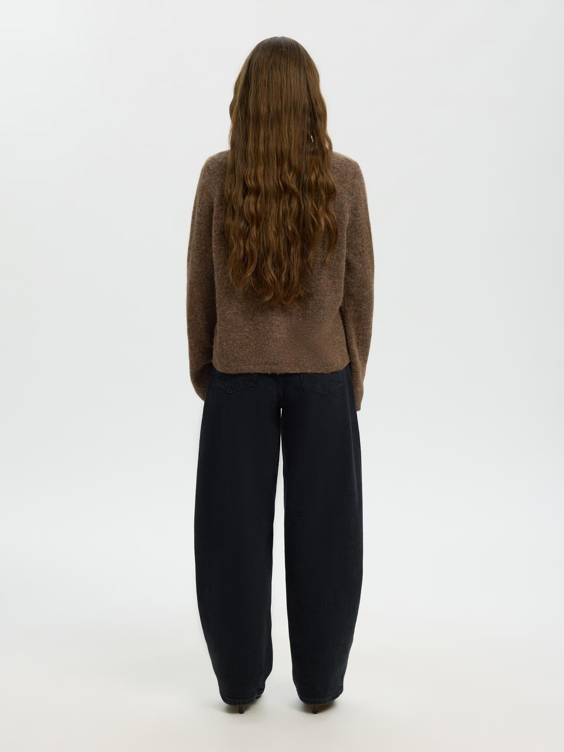 model_shot-back